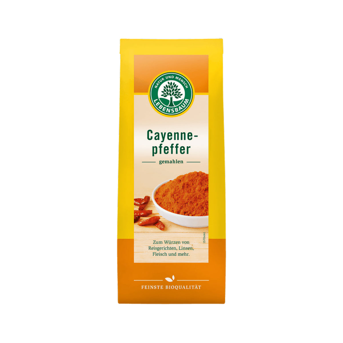 Gemahlener Bio Cayennepfeffer von Lebensbaum in einem Gewürzglas, scharfes rotes Pulver für Kochgerichte.