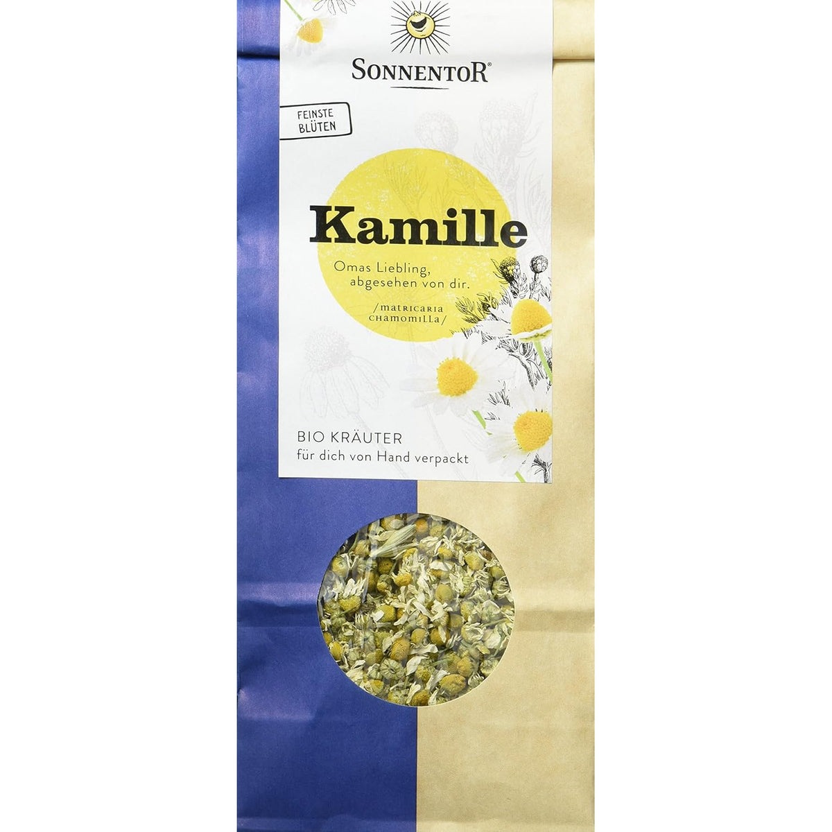 Bio Kamillentee von Sonnentor in einer offenen Teetasse mit Kamillenblüten und Teeblättern, Nahaufnahme