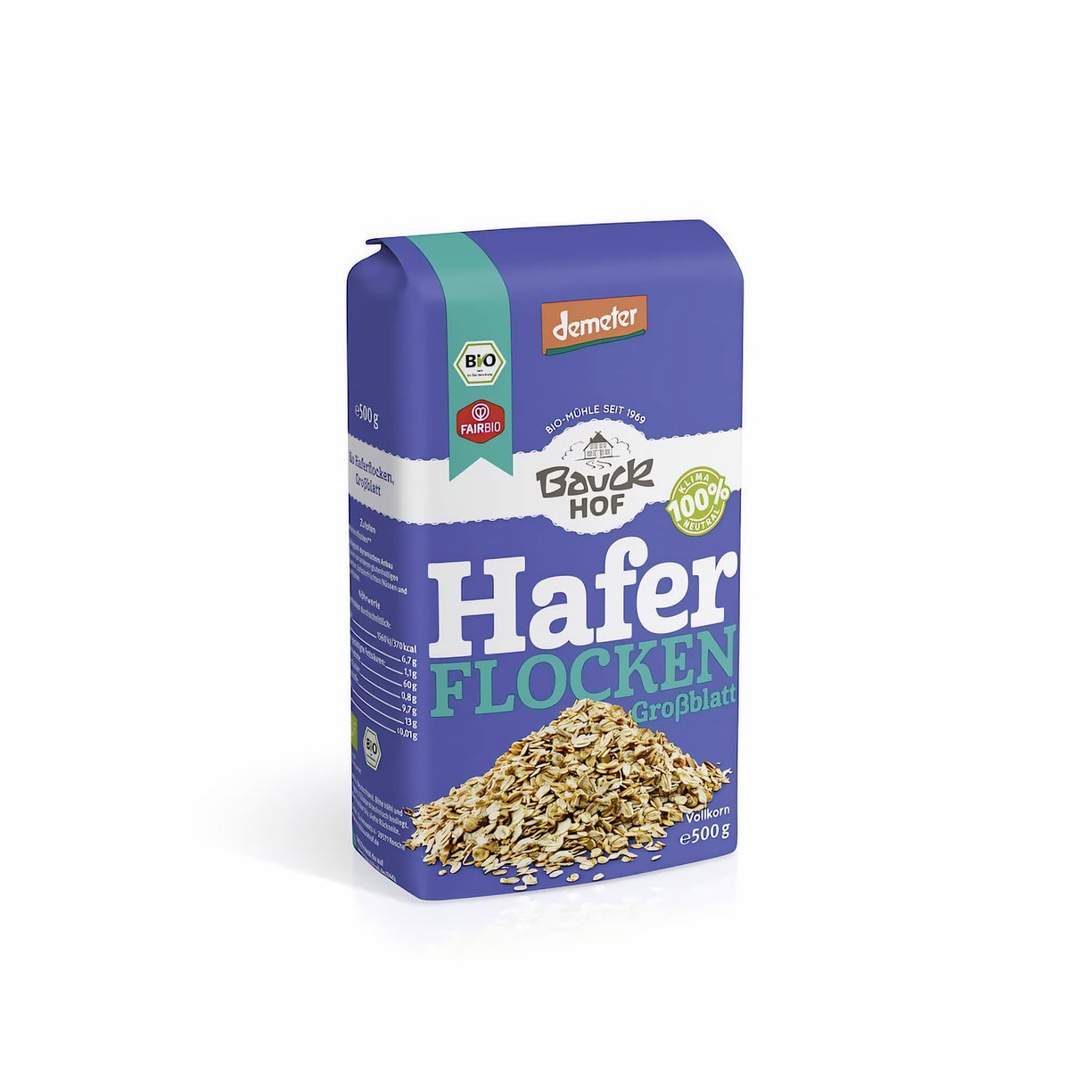 Bauckhof Haferflocken Großblatt Demeter 500g Packung schräg von vorne fotografiert, auf weißem Hintergrund ohne weitere Dekoration.