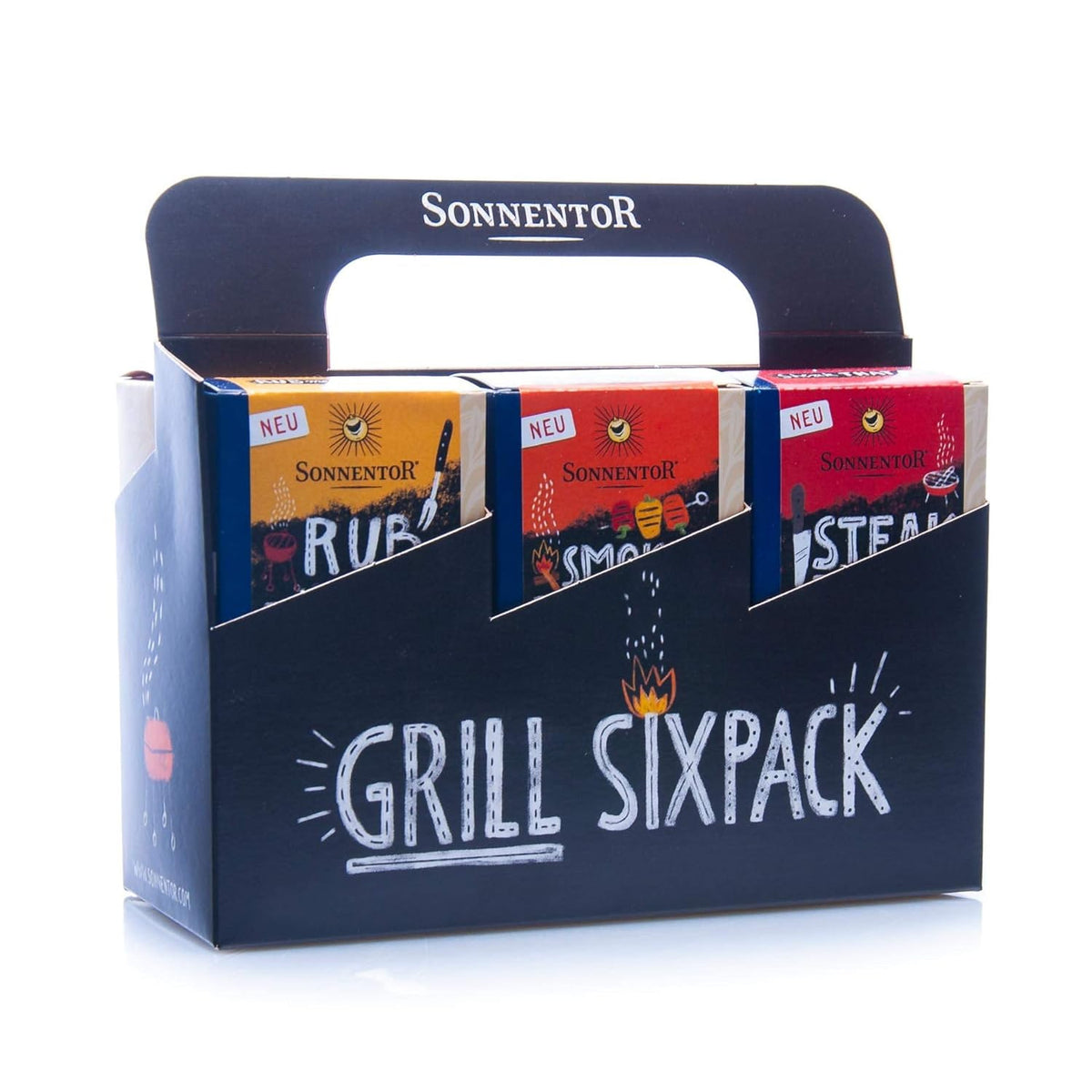 Sonnentor Grill Sixpack Gewürzset frontal fotografiert, drei verschiedene Kräuter-Packungen sind in der Verpackung sichtbar.