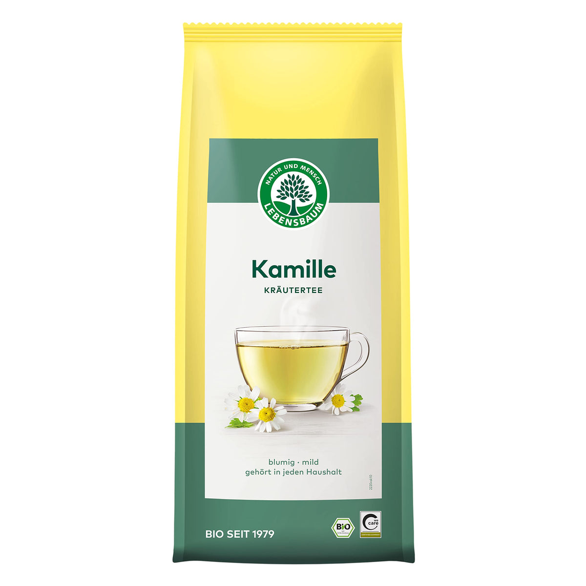Lose Kamille von Lebensbaum in gelber Tüte, vorne ein Glas mit hellem Kräutertee und Kamillenblüten, Produkt von vorne gezeigt.