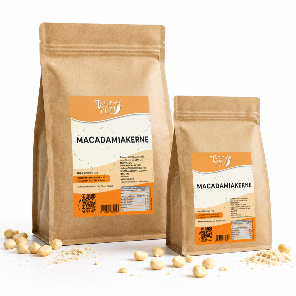 Zwei braune Beutel tasty pott macadamianüsse mit sichtbaren macadamia nuss früchten und nusskrümeln auf weißem Hintergrund.