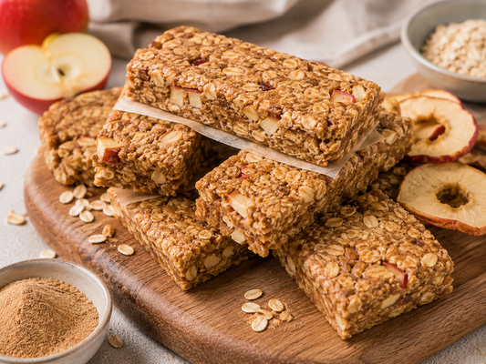 Vegane Frühstücksriegel mit Apfelringen, Haferflocken & Dattelzucker
