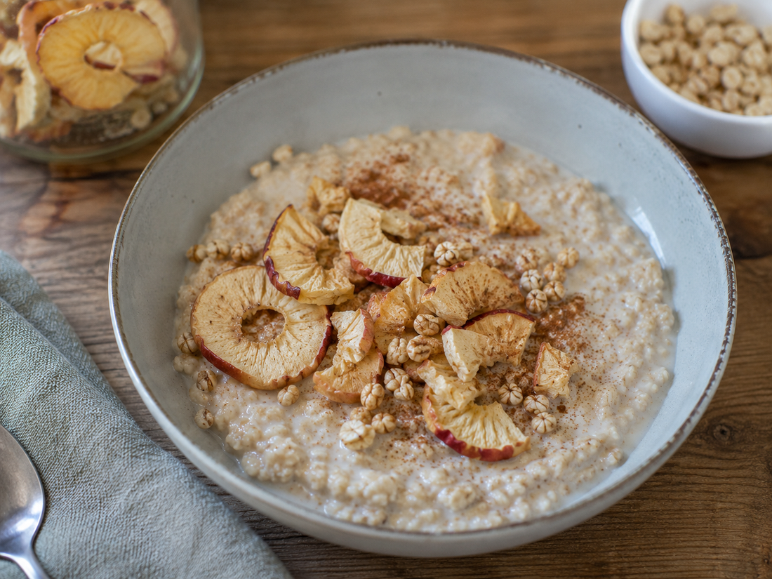 Wärmendes Apfel-Zimt-Porridge mit Apfelringen & Soja Protein Crispies