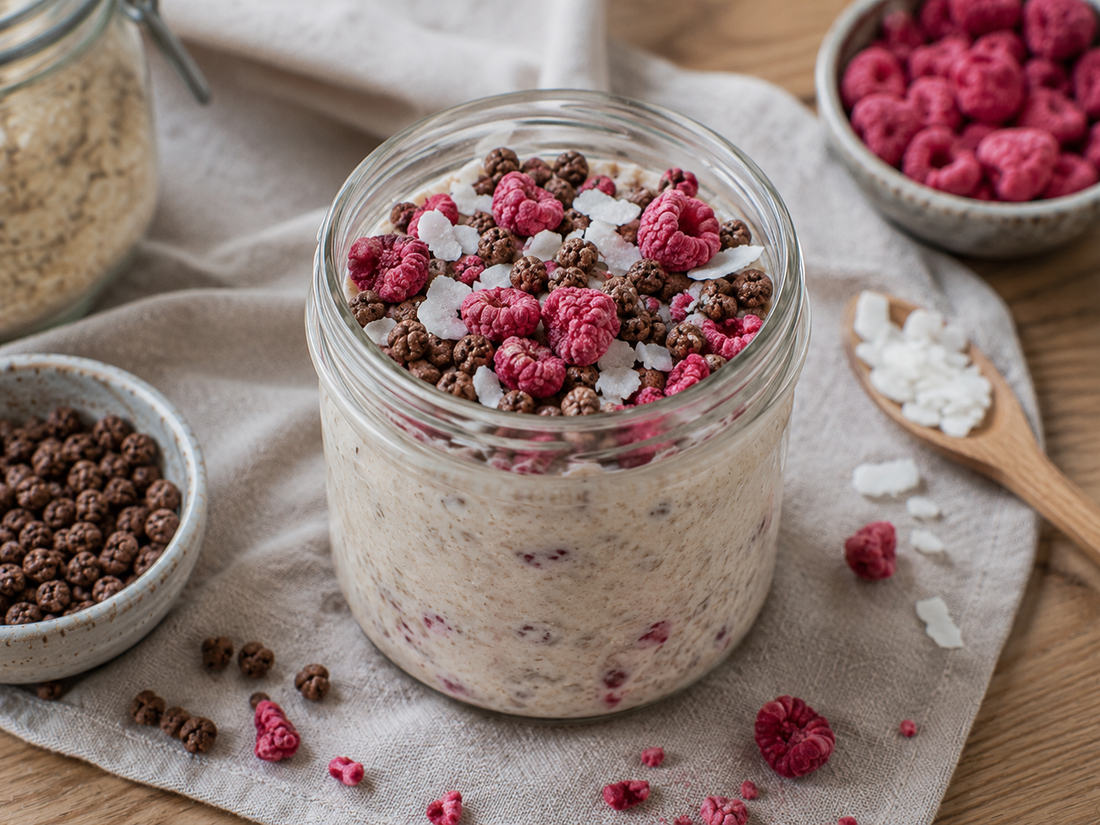 Vegane Overnight Oats mit Himbeeren, Kakao-Crispies & Kokos