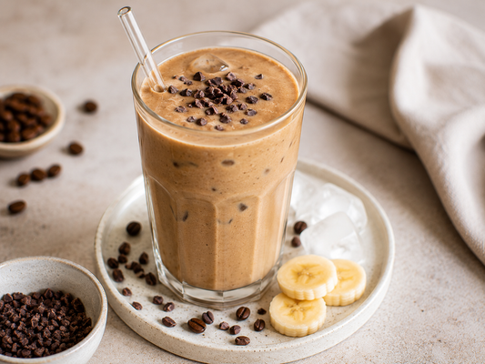 Cremiger Protein-Eiskaffee mit Banane & Kakao-Crunch
