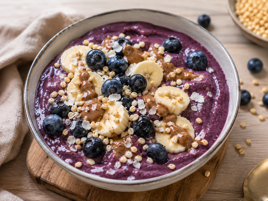 Blueberry-Banana-Smoothie-Bowl mit Soja-Crunch