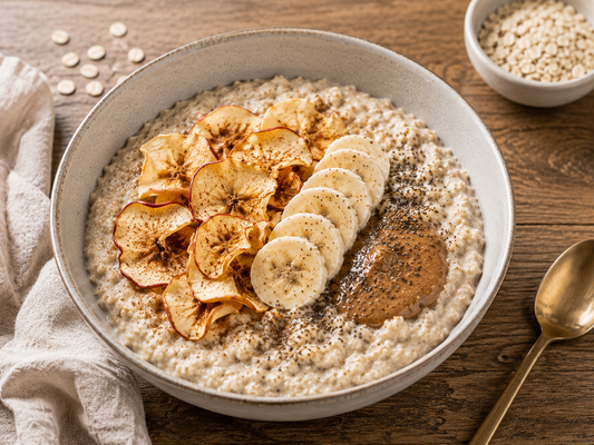 Cremiges Protein-Porridge mit Apfelchips & Dattelzucker