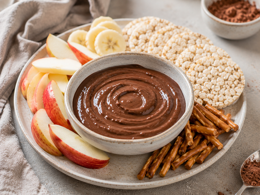 Cremiger Schoko-Erdnuss-Dip mit Dattelzucker