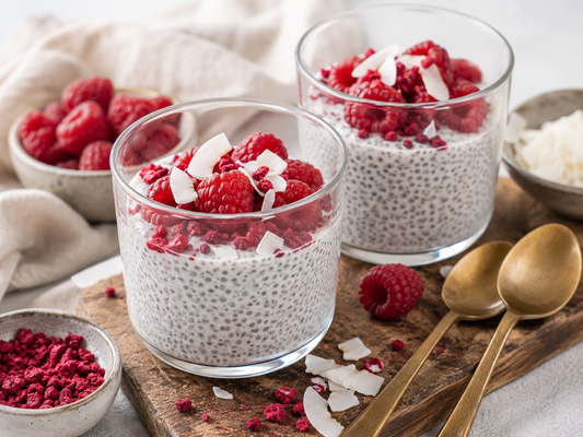 Kokos-Chia-Pudding mit Himbeeren & Kokoschips