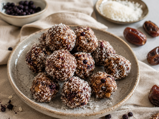 Kokos-Heidelbeer-Energy-Balls mit Dattelzucker