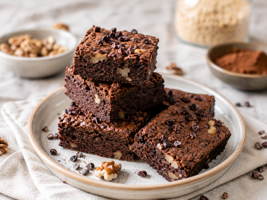 Saftige Schoko-Bananen-Brownies mit Dattelzucker, Walnüssen & Kakaonibs