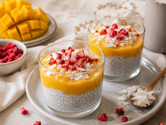 Mango-Kokos-Chia-Dessert mit gefriergetrockneten Beeren