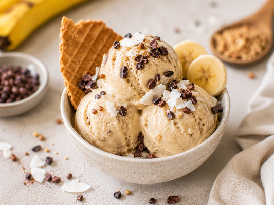 Cremiges Bananen-Dattel-Eis mit Kokos & Kakaonibs