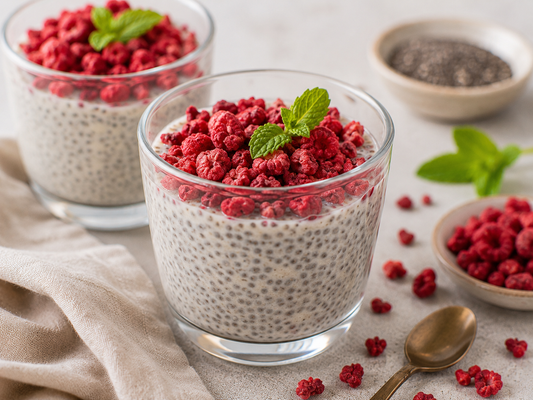Veganer Chia-Pudding mit Dattelzucker & gefriergetrockneten Himbeeren