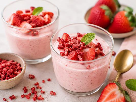 Cremige Erdbeer-Proteincreme mit gefriergetrockneten Erdbeeren