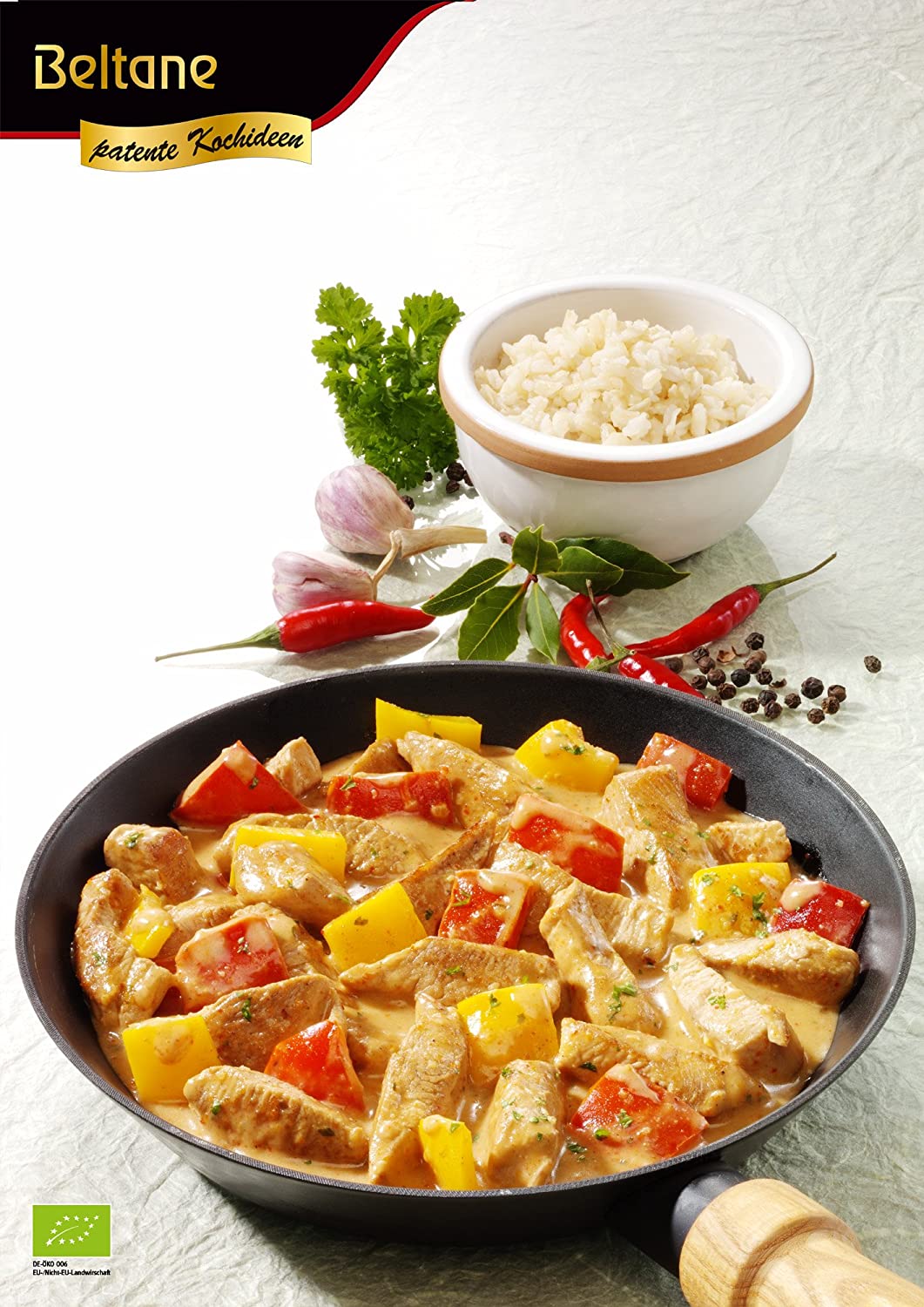 Beltane Biofix Paprika Hähnchen beim Kochen, gewürztes Gericht mit Paprikastreifen in einer Pfanne.