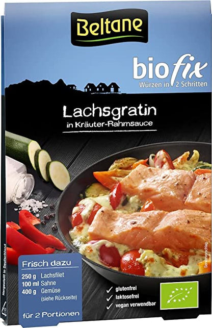 Beltane Bio Fix für Lachsgratin, 20g, in einer offenen Packung, mit frischen Lachsfilets und Gewürzen auf einem Küchenhintergrund
