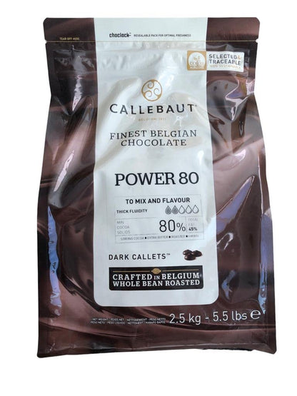 Dunkle Callets Power 80 von Callebaut, ideal zum Kochen, in einer 2,5 kg Verpackung, glänzend und gleichmäßig geformt.