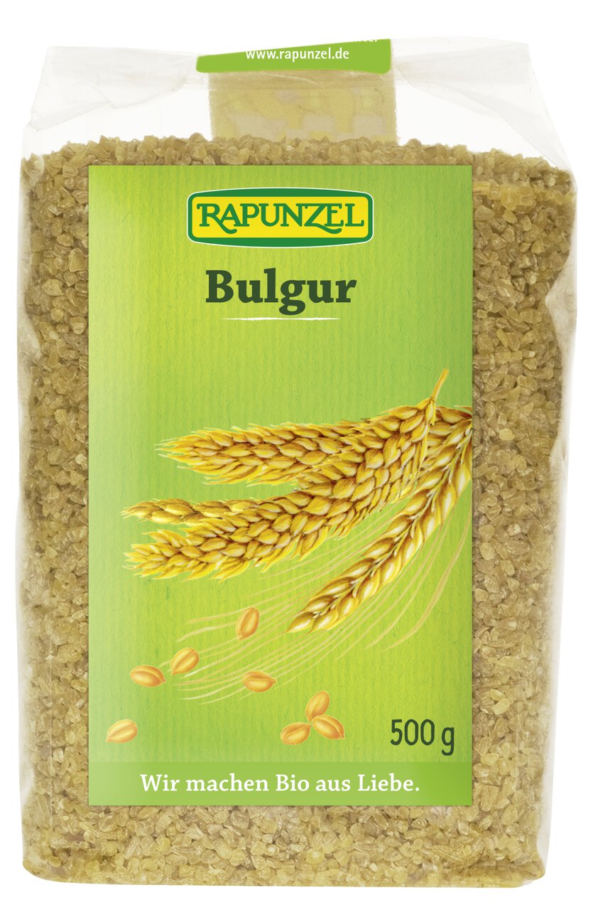 Bio Bulgur von Rapunzel in einer offenen Packung, ideal für Kochrezepte, zeigt die getrockneten, geschroteten Weizenkörner