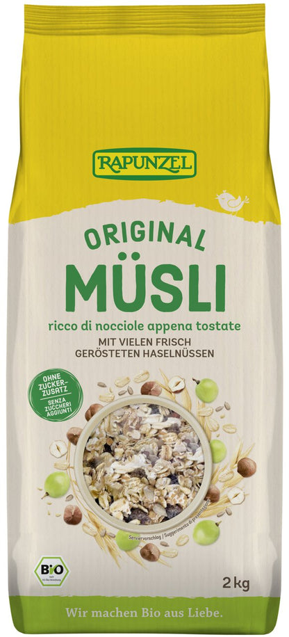 Bio Müsli von Rapunzel, Frühstücksprodukt mit Hafer, Nüssen und Trockenfrüchten in einer Packung ab 750g.