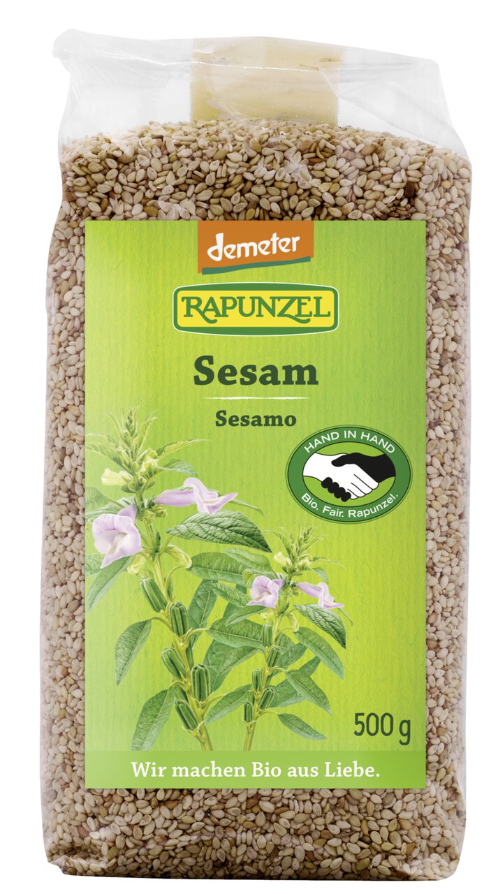 Bio Sesam von Rapunzel in 500g Packung, geöffnete Verpackung mit hellem, geröstetem Sesam für das Kochen.