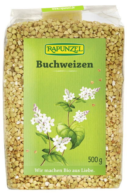 Bio Buchweizen von Rapunzel, für das Kochen geeignet, in einer 500g Packung, mit braunen Körnern auf weißem Hintergrund