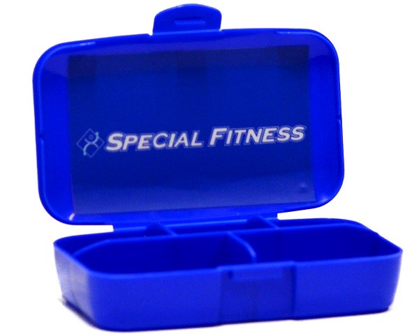Rote Pillendose und Mixer Shaker von Special-Fitness für die Zubereitung von Nahrungsergänzungsmitteln und Fitnessdrinks.
