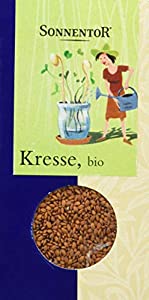 Frische Bio-Kresse von Sonnentor, ideal für das Frühstück, auf einem Teller serviert, mit grünen, zarten Keimlingen.