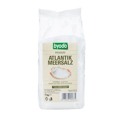 Feines Atlantik-Meersalz von Byodo, 1000g, ideal zum Kochen, sichtbare kristalline Salzflocken in einer transparenten Verpackung