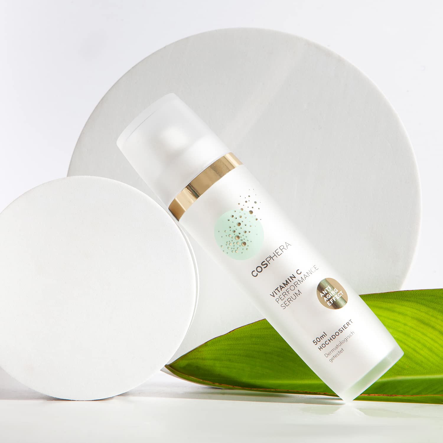 Hochdosiertes Cosphera Vitamin C Serum in 50 ml Flasche, Hautpflegeprodukt mit frischer Zitrus-Optik.