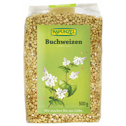 Bio Buchweizen von Rapunzel, für das Kochen geeignet, in einer 500g Packung, mit braunen Körnern auf weißem Hintergrund