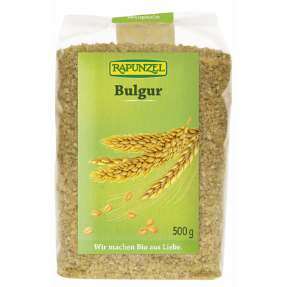 Bio Bulgur von Rapunzel in einer offenen Packung, ideal für Kochrezepte, zeigt die getrockneten, geschroteten Weizenkörner