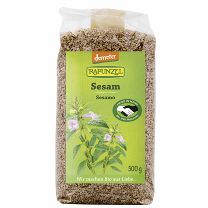 Bio Sesam von Rapunzel in 500g Packung, geöffnete Verpackung mit hellem, geröstetem Sesam für das Kochen.