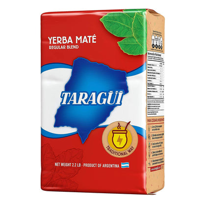 Taragui Mate Tee aus Argentinien, Yerba Mate in Packung, trockene Blätter, typische Verpackung, Teezubereitung sichtbar