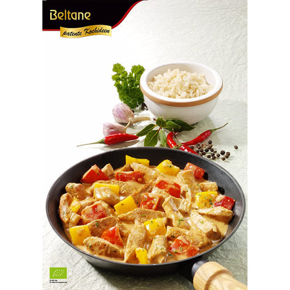 Beltane Biofix Paprika Hähnchen beim Kochen, gewürztes Gericht mit Paprikastreifen in einer Pfanne.