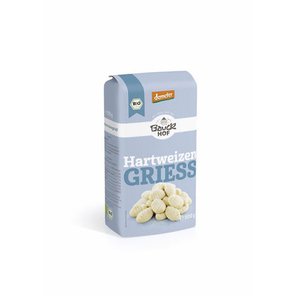 Packung Bauckhof Hartweizengrieß freigestellt, leicht von schräg vorne fotografiert, Produktname und Gnocchi-Abbildung gut lesbar.