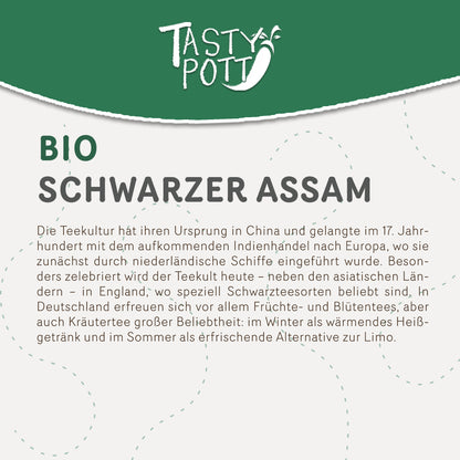 Detailansicht des Etiketts der Tasty Pott Bio Assamtee Dose mit Produktbeschreibung und grünem Design.