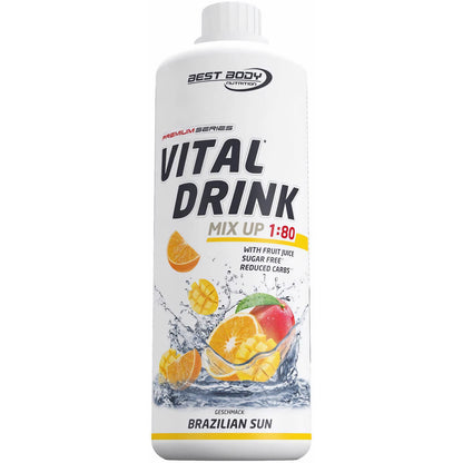 Vital Drink Brazilian Sun von Best Body Nutrition, Flasche schräg, Mango- und Orangenscheiben mit Wasserspritzer auf dem Etikett.
