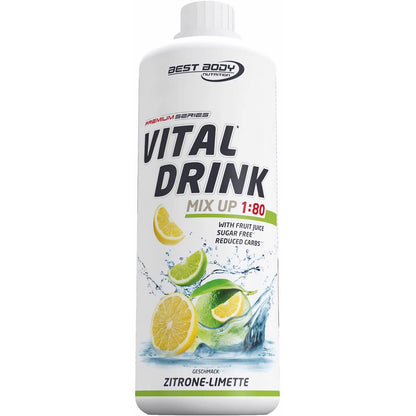 Best Body Nutrition Vitaldrink Zitrone-Limette, Flasche schräg, Zitronen- und Limettenscheiben mit Wasser auf dem Etikett.