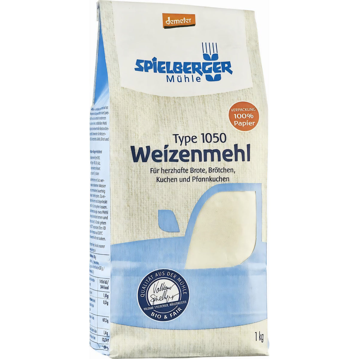 Die Vorderseite einer stehenden 1-kg-Packung demeter Weizenmehl von spielberger vor weißem Hintergrund.