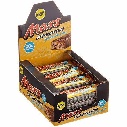 Offene Verkaufspackung mit mehreren Mars Protein Riegeln, Sicht auf die Verpackung und die einzeln verpackten Eiweißriegel.