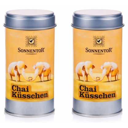 Zwei Sonnentor Bio Chai Küsschen Gewürz-Dosen à 2x70g nebeneinander vor weißem Hintergrund, ohne weitere Dekoration.