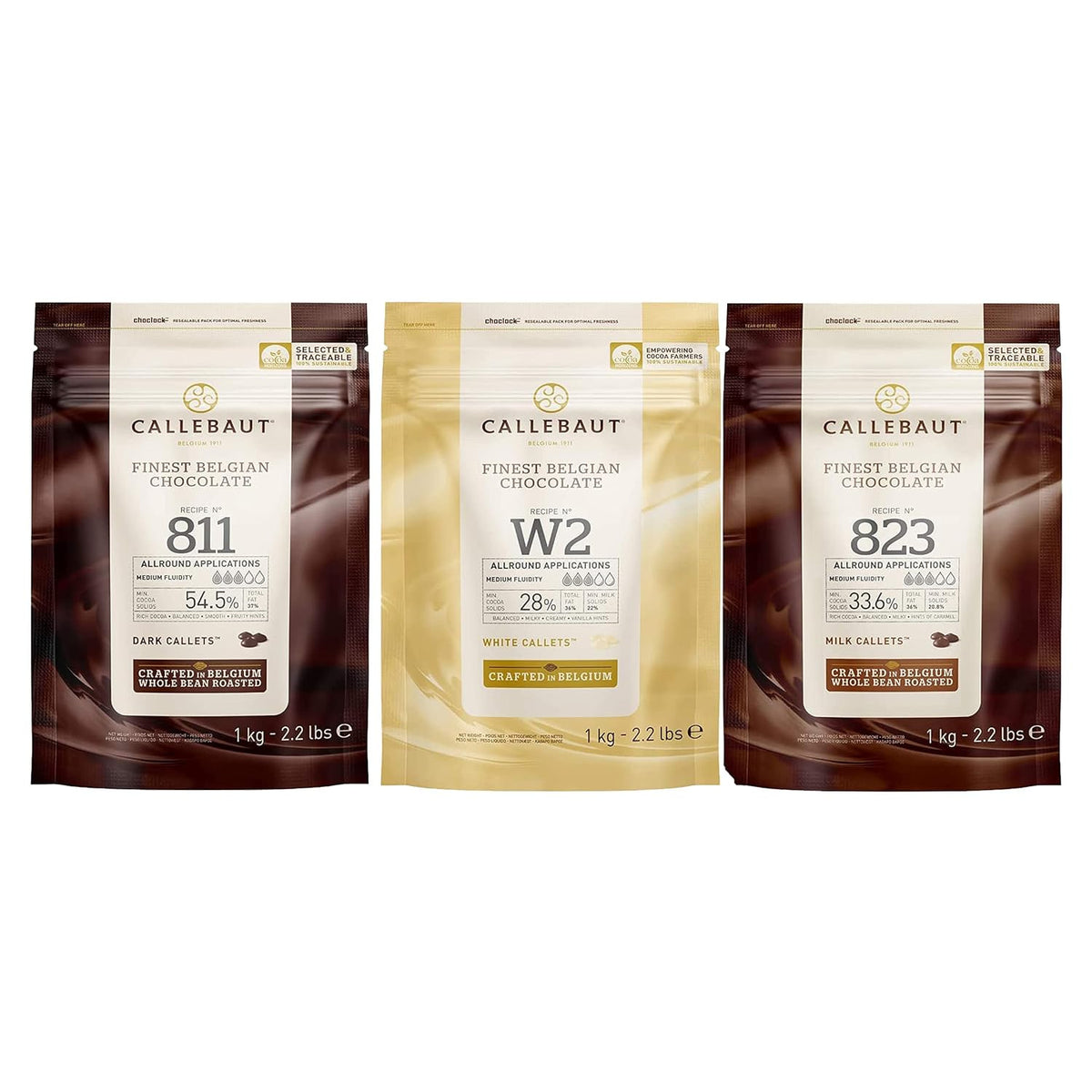 Drei Beutel Callebaut Kuvertüre Callets Zartbitter-, Milch- und weiße Schokolade, 3x1000g, nebeneinander vor weißem Hintergrund ohne weitere Dekoration.