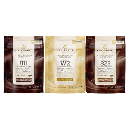 Drei Beutel Callebaut Kuvertüre Callets Zartbitter-, Milch- und weiße Schokolade, 3x1000g, nebeneinander vor weißem Hintergrund ohne weitere Dekoration.