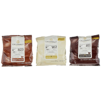 Callebaut Kuvertüre Callets Set mit drei 400g Packungen Zartbitter-, Milch- und weiße Schokolade nebeneinander auf weißem Hintergrund.