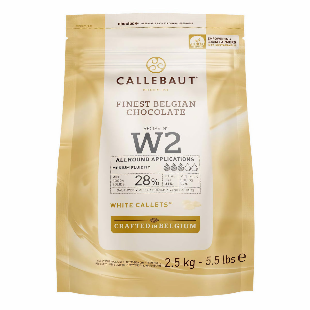 Verschlossene Großpackung Callebaut W2 Kuvertüre Callets weiße Schokolade, frontal fotografiert, ohne weitere Gegenstände im Bild.