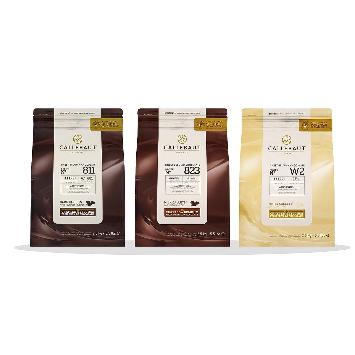 Callebaut Kuvertüre-Set mit drei Beuteln à 2,5 kg Zartbitter-, Milch- und weiße Schokolade, stehend nebeneinander auf weißem Untergrund.