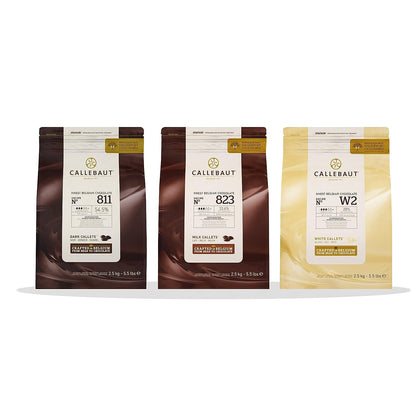 Callebaut Kuvertüre-Set mit drei Beuteln à 2,5 kg Zartbitter-, Milch- und weiße Schokolade, stehend nebeneinander auf weißem Untergrund.