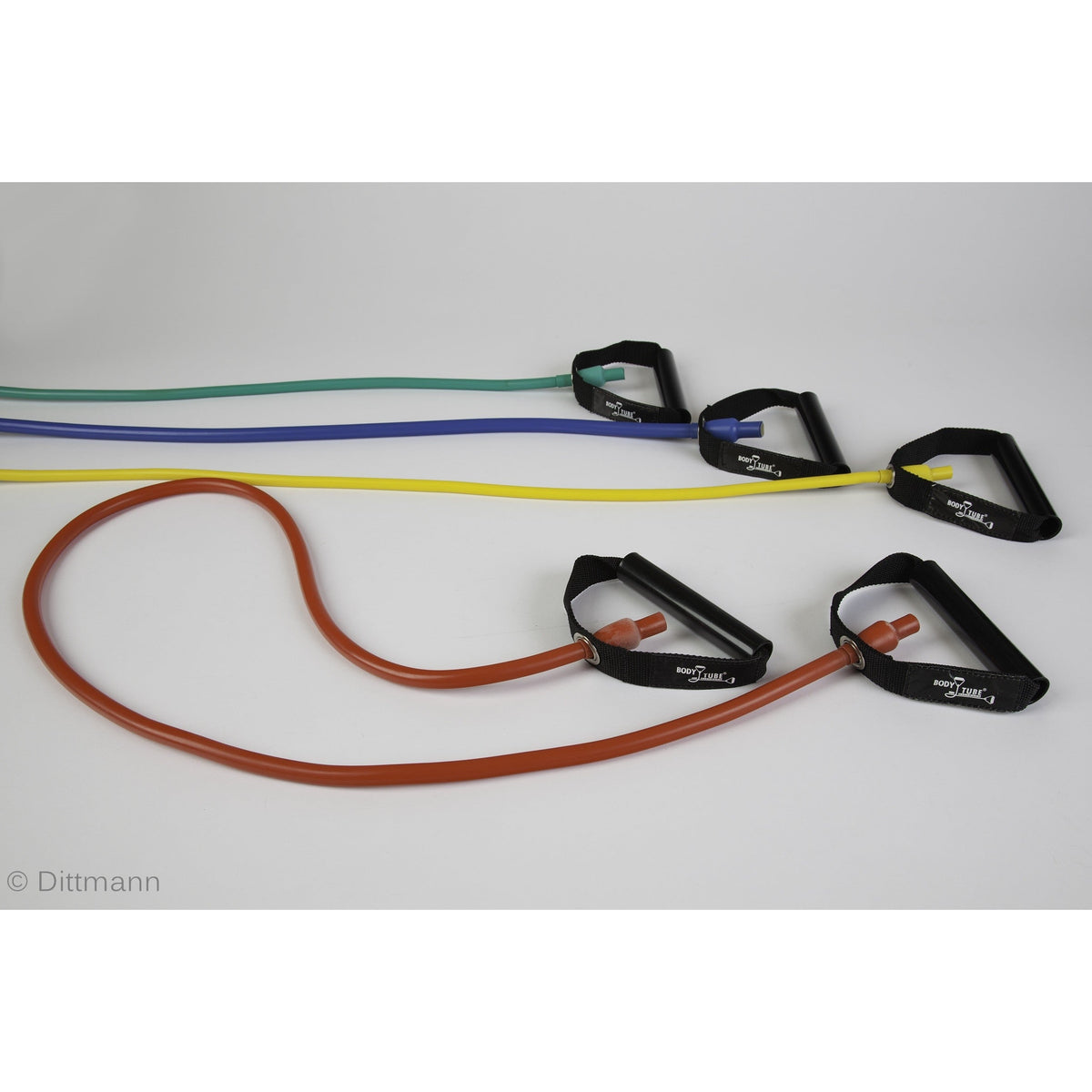 Dittmann BodyTube Gymnastikband mit Plastikgriffen, in verschiedenen Stärken für Fitnessübungen, auf weißem Hintergrund.